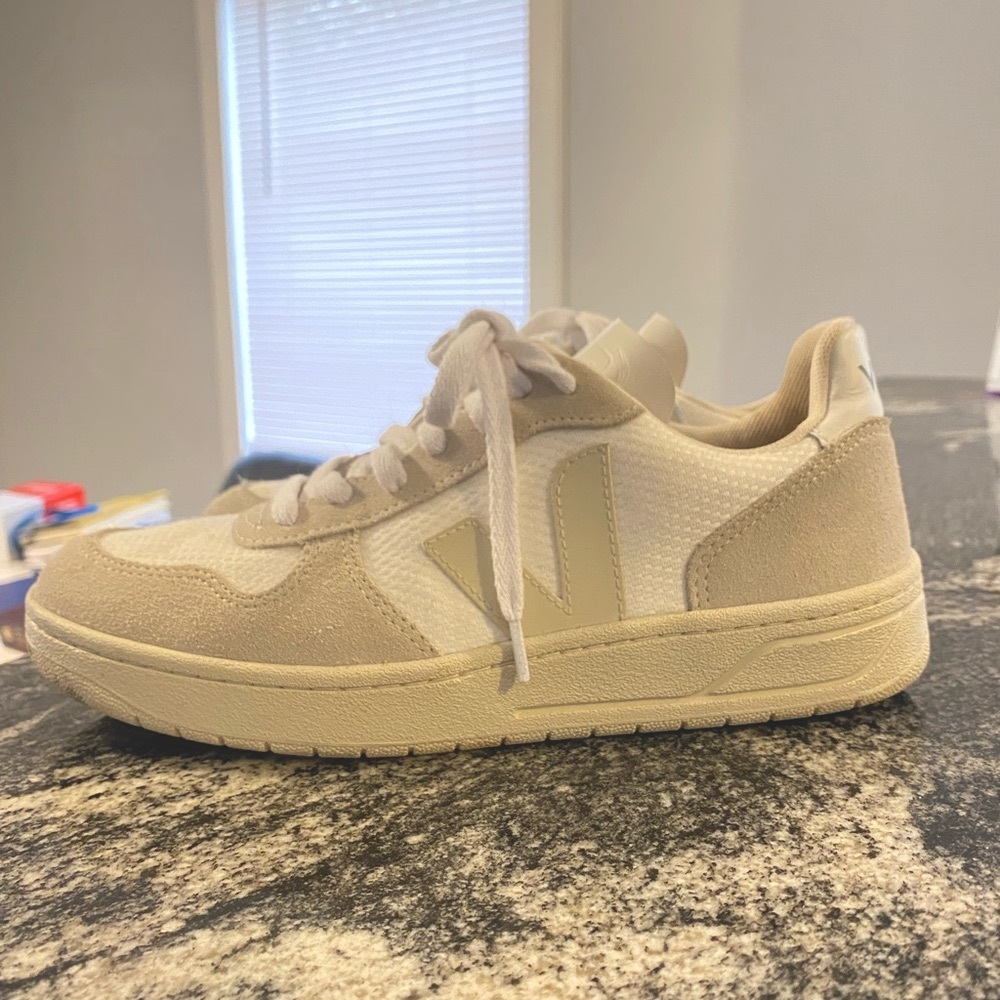 Veja V-10 Sneakers / Size 7